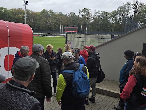 Michael Trippel zeigt den Besuchern das Franz-Kremer-Stadion